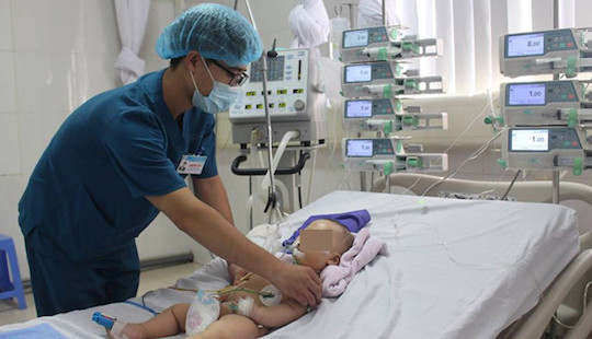 Bé 6 tuổi nguy kịch do đắp lá ngải chữa “mở khoá đầu”