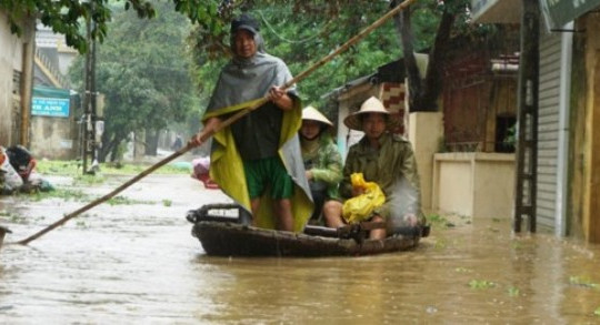 Thanh Hóa: Cứu kịp thời 2 cháu nhỏ rơi xuống dòng nước lũ
