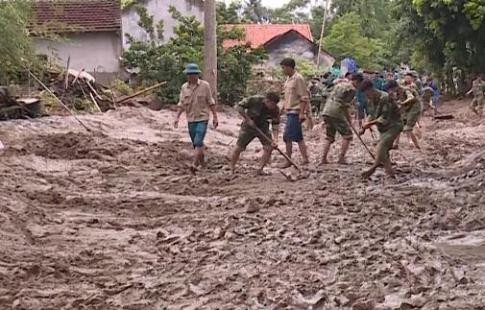 Nước lũ rút đến đâu, giúp dân dọn dẹp đến đó