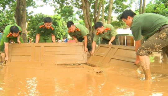 Huy động hàng ngàn lượt chiến sỹ công an giúp dân trong lũ dữ