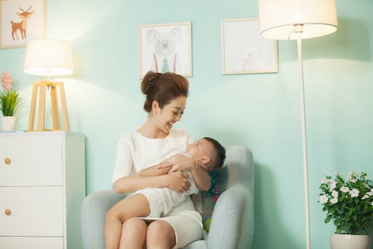 Con trai út của Jennifer Phạm đắt show hơn mẹ