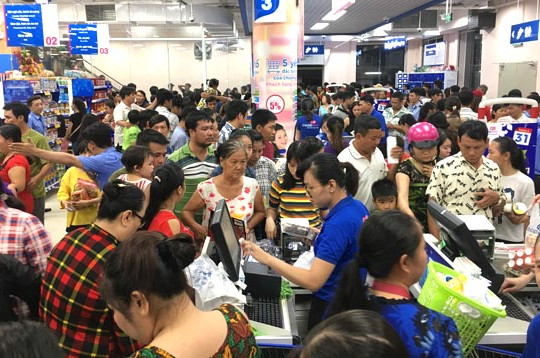 Co.opmart Tân Châu khuyến mãi lớn thu hút khách hàng đến mua sắm