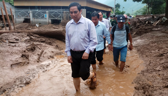 Trưởng ban Tổ chức Trung ương lội bùn thăm bà con vùng lũ Mường Lát