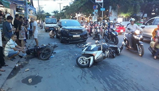 Ô tô tông liên hoàn xe máy, 3 người bị thương