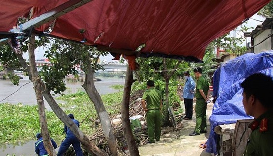 Thi thể người đàn ông tóc bạc trôi trên sông Sài Gòn