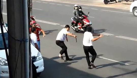 Hỗn chiến vì chỗ đỗ xe ô tô, cả hai tài xế cùng vào tù