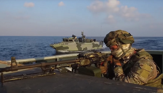 Nga toan tính gì khi tập trận dũng mãnh gần Syria lúc “nước sôi lửa bỏng”?