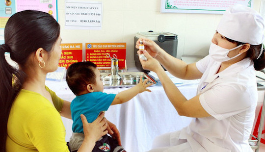 Hết vắc xin Quinvaxem, nhiều trẻ ở Sài Gòn bị gián đoạn tiêm chủng