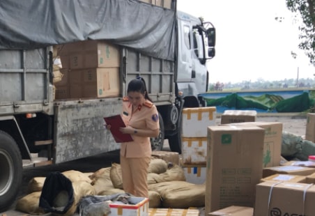 Bắt giữ hơn 1 tấn thực phẩm bẩn đang trên đường đi tiêu thụ