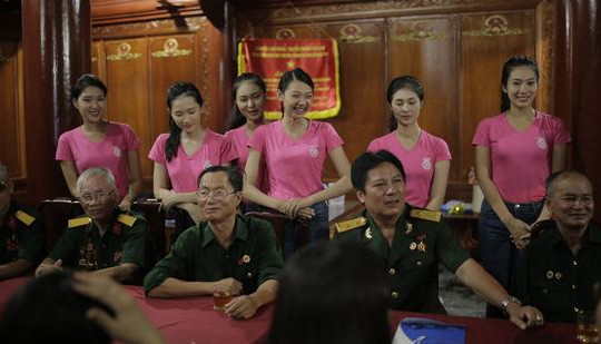 Thí sinh Hoa hậu Việt Nam thắp sáng 11.000 “trái tim hồng” tại nghĩa trang Việt-Lào