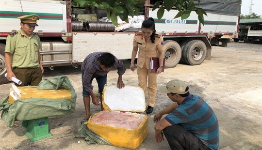 Bắt giữ gần 1 tấn bì lợn ôi thiu đang trên đường đi tiêu thụ