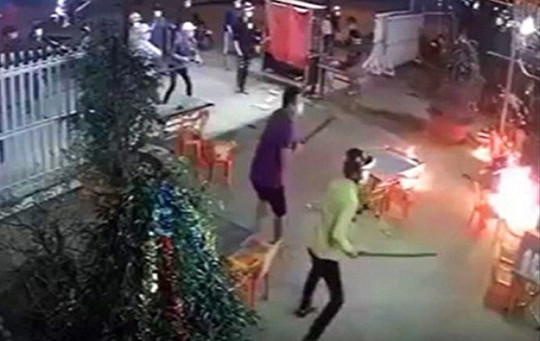 Rượu say, 3 cha con đánh nhau tại quán nhậu
