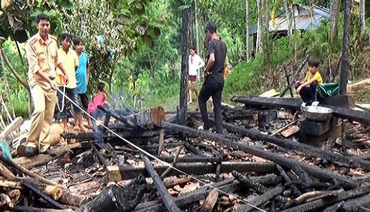 Quảng Ngãi: Giận vợ, người đàn ông đốt nhà cố thủ bên trong