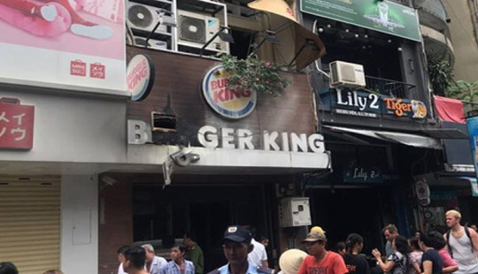 Kịp thời cứu 2 cụ già trong đám cháy ở phố Bùi Viện
