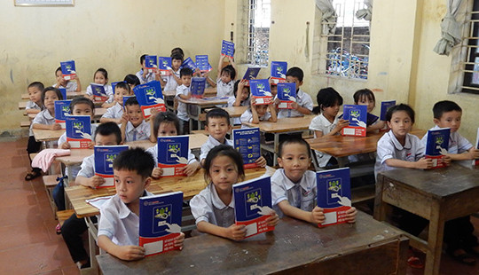 EVN HANOI trao tặng 50 nghìn vở mới cho học sinh khó khăn trên địa bàn Thủ đô