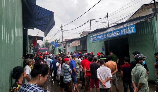 TP.HCM: Cháy lớn kho hóa chất ở Bình Tân, cả khu phố náo loạn