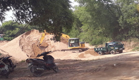 Hà Tĩnh: Chính quyền “bật đèn xanh” cho bãi tập kết cát trái phép?