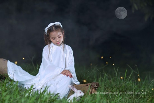 Mẫu nhí Thảo Nguyên đẹp “nao lòng” khi hóa chị Hằng xuống trần đón tết Trung thu