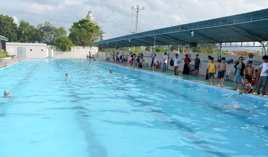 Học sinh lớp 2 đuối nước thương tâm tại bể bơi