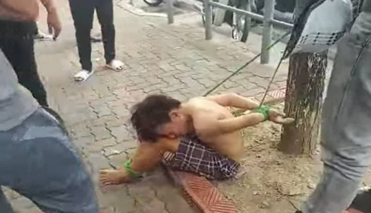 Làm rõ vụ việc thiếu niên đánh giày bị trói tay chân