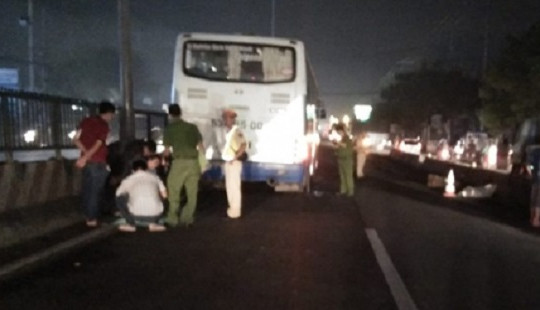 Đi bộ vượt qua dải phân cách, người đàn ông bị xe khách tông tử vong