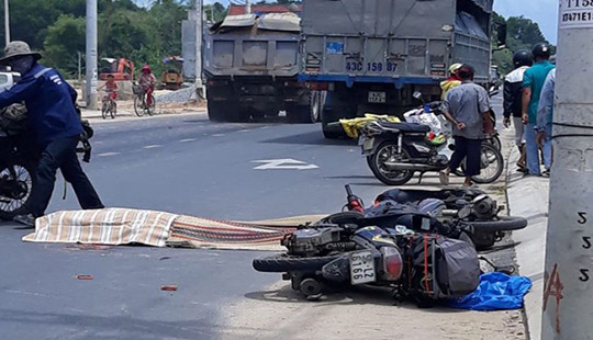 Ngã ra đường sau vụ tai nạn, người phụ nữ Ba Lan bị xe tải cán tử vong
