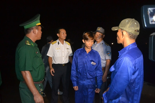 Đưa 2 cha con ngư dân bị nạn trên biển về đảo Lý Sơn an toàn