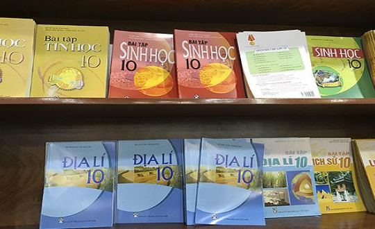 Bộ Giáo dục kiểm tra việc xuất bản sách giáo khoa