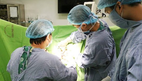 Hoại tử hậu môn do tự ý đắp thuốc nam chữa bệnh trĩ