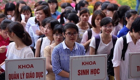 Chương trình đào tạo giáo viên được đánh giá theo tiêu chuẩn nào?