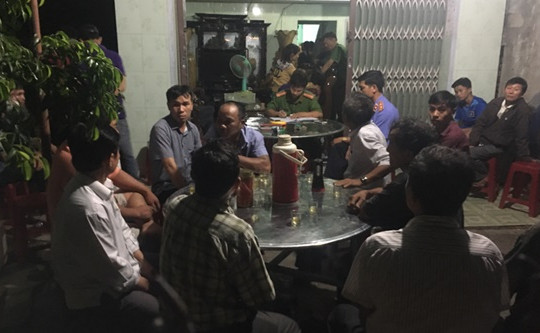 Con trai hốt hoảng phát hiện cha mẹ treo cổ tự tử