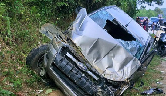 Ôtô bán tải đâm vào vách núi ở Hà Tĩnh, tài xế tử vong
