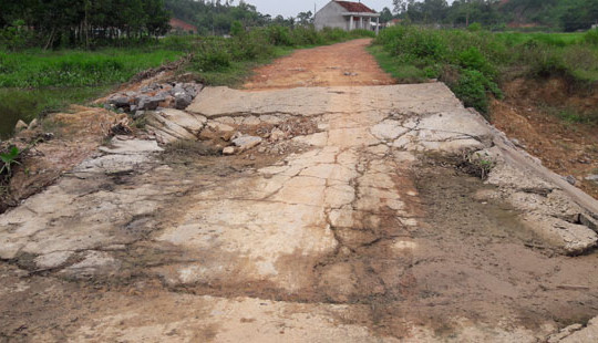 Nghệ An: Cầu tràn mới sửa chữa đã bị hư hỏng nặng
