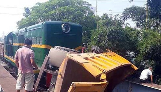 Tàu hỏa đâm ô tô tải ở Hà Nội, 5 người nhập viện cấp cứu