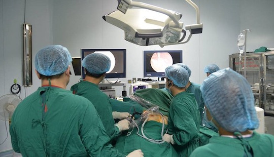 Việt Nam là nước đầu tiên trên thế giới mổ nội soi tuyến giáp một lỗ