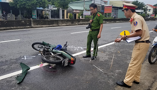 Bồng cháu đi gửi trẻ, bị xe máy tông nguy kịch