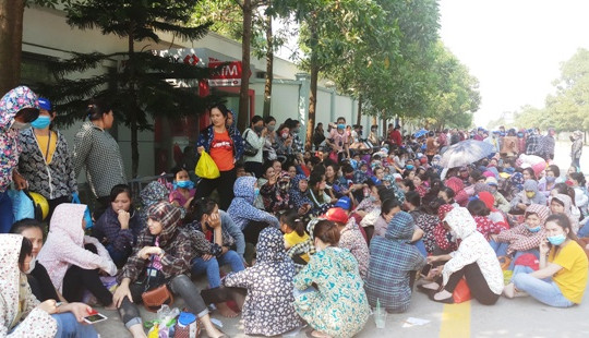 Áp lực làm việc, lương thấp, hàng ngàn công nhân đình công