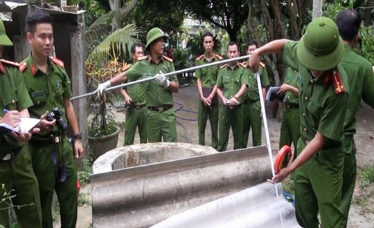 Điều tra nghi án mẹ trầm cảm ném con xuống giếng