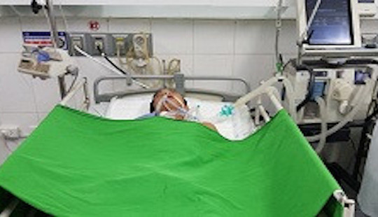 Người đàn ông suýt mất mạng nghi bị rắn cạp nia cắn