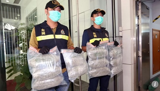 Giả làm người chuyển phát nhanh bắt đối tượng buôn bán ma túy