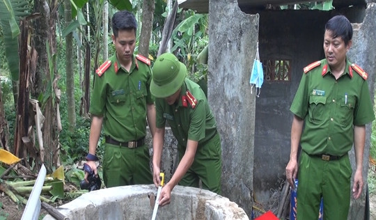 Tạm giữ người mẹ ném con trai 2 tuổi xuống giếng nước