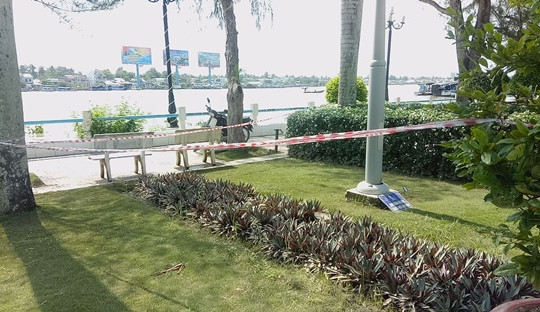Dạo chơi trong công viên ngập nước, một học sinh bị điện giật nguy kịch