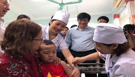 Bộ Y tế kêu gọi phụ huynh đưa con đi tiêm vắc xin