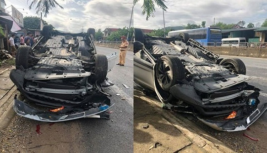 Ô tô lật ngửa sau va chạm, vợ một Phó giám đốc sở Đà Nẵng tử vong