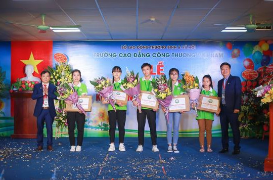 Trường Cao đẳng Công thương Việt Nam dành nhiều ưu đãi cho sinh viên nhân dịp khai giảng