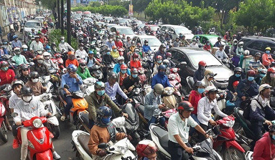 TP.HCM: Sập giàn giáo trước hầm Thủ Thiêm, giao thông tê liệt