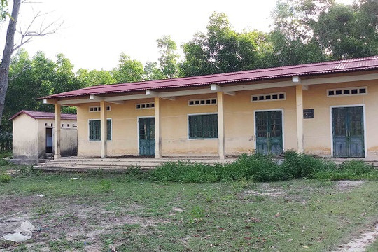 Thừa Thiên - Huế: Xót xa trường học khang trang bị bỏ hoang thành nơi chăn thả gia súc