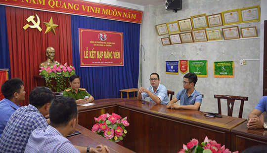 Nam thanh niên “ngáo đá” la hét, cố thủ trên dây cáp cầu Thuận Phước