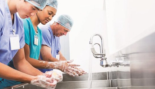 Nguy cơ lây nhiễm từ… tay nhân viên y tế