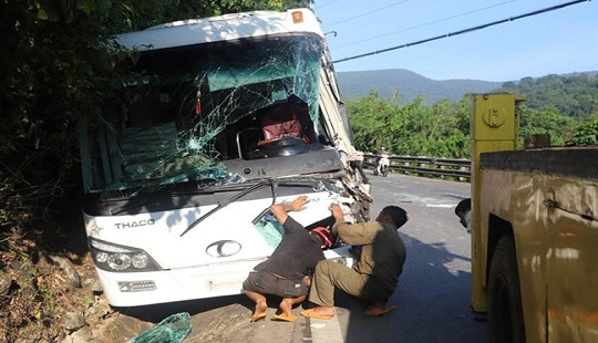 Xe tải vượt ẩu gây tai nạn liên hoàn trên đèo Bảo Lộc